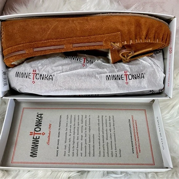 NEW IN BOX Minnetonka Cally Brown Suede Leather Moccasins size 11 - Picture 2 of 5